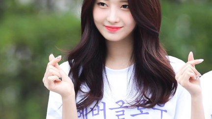 EVERGLOW, Sihyeon (Kim Sihyeon), dyed hair, Asian, smiling, women ...